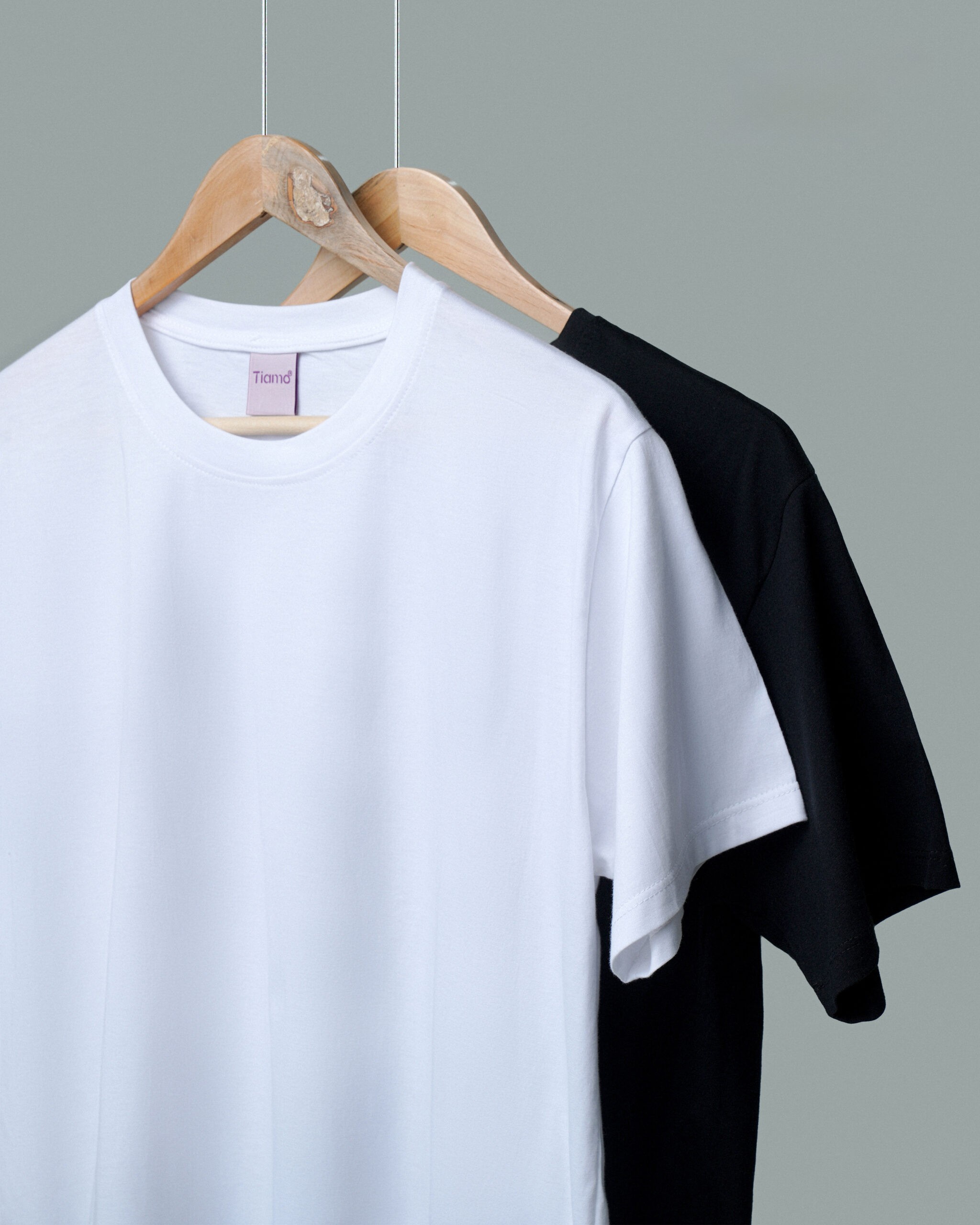 مقاله: چرا تیشرت ساده بهترین انتخاب برای استایل روزمره است؟